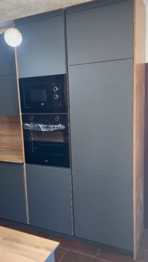 Kuzhinë grafit me detaje lisi