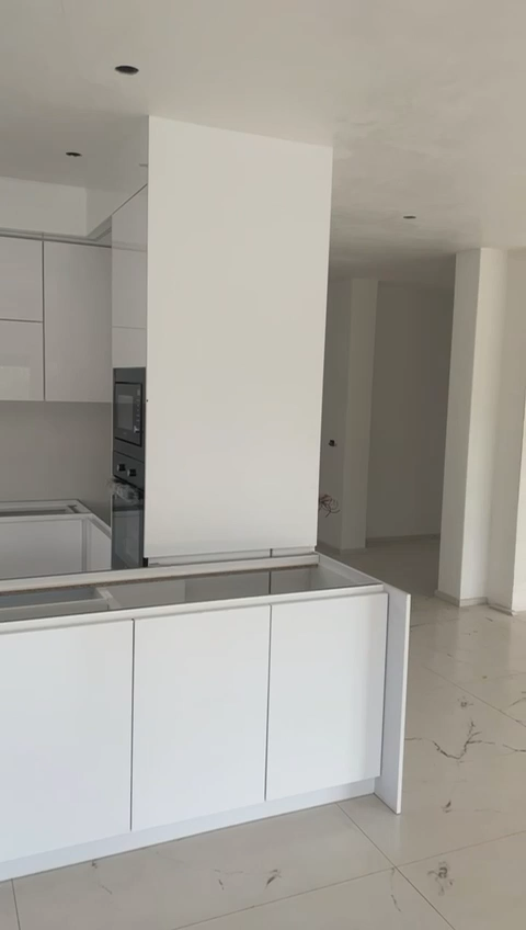 Kuzhinë minimaliste me gadishull