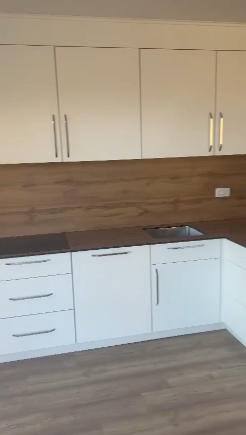 Kuzhinë e bardhë me panel lisi